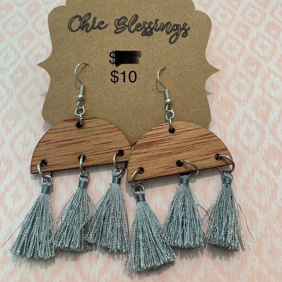 Handcrafted tassel earrings - Picture 2 of 3